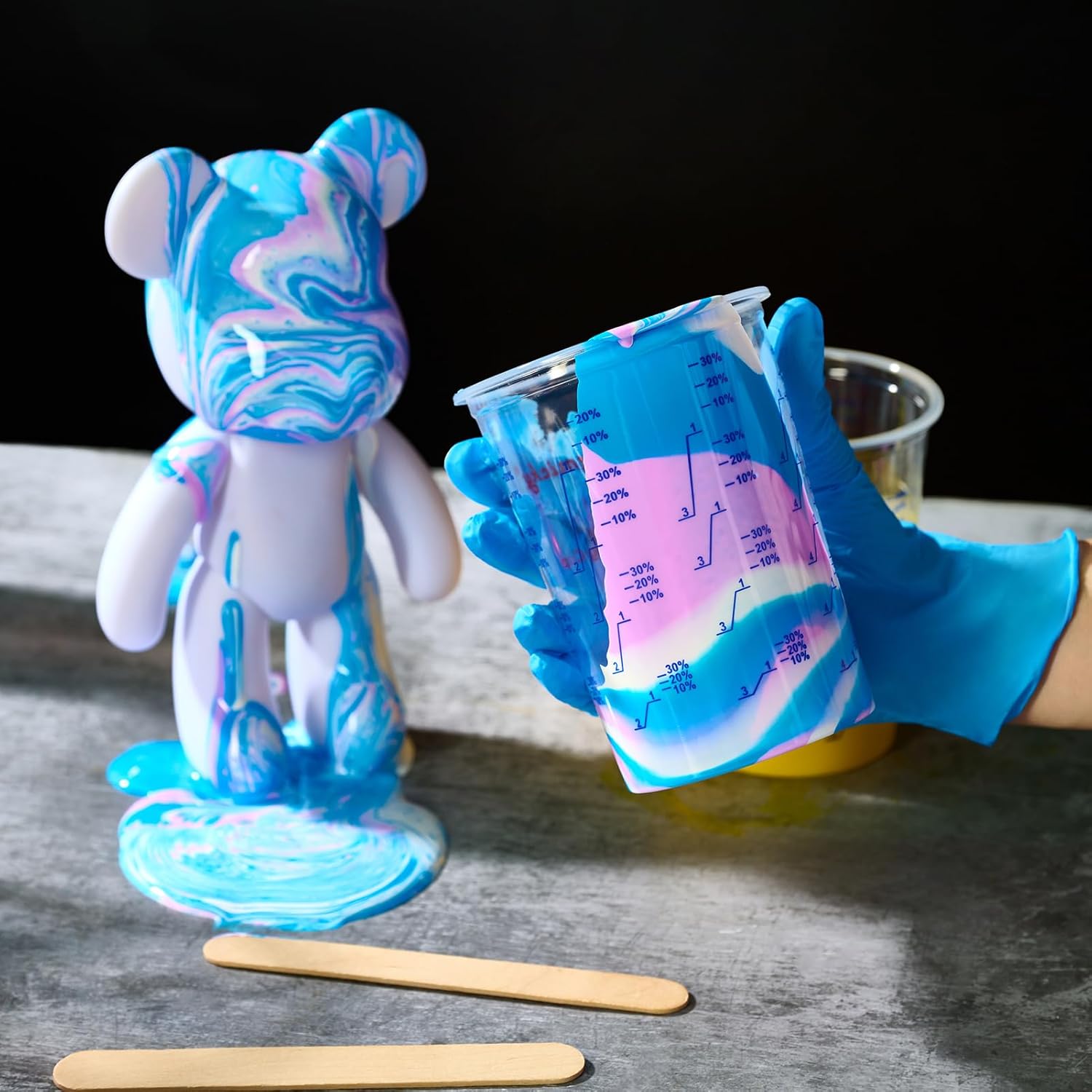 100 Pack Plastic Mixing Cups, 20 oz (600ml), Disposable Measuring Cups with 50 Wooden Mixing Sticks, Measurement ratios: 2:1, 3:1, 4:1, Suitable for Epoxy Resin, Liquid Measuring, and Paint