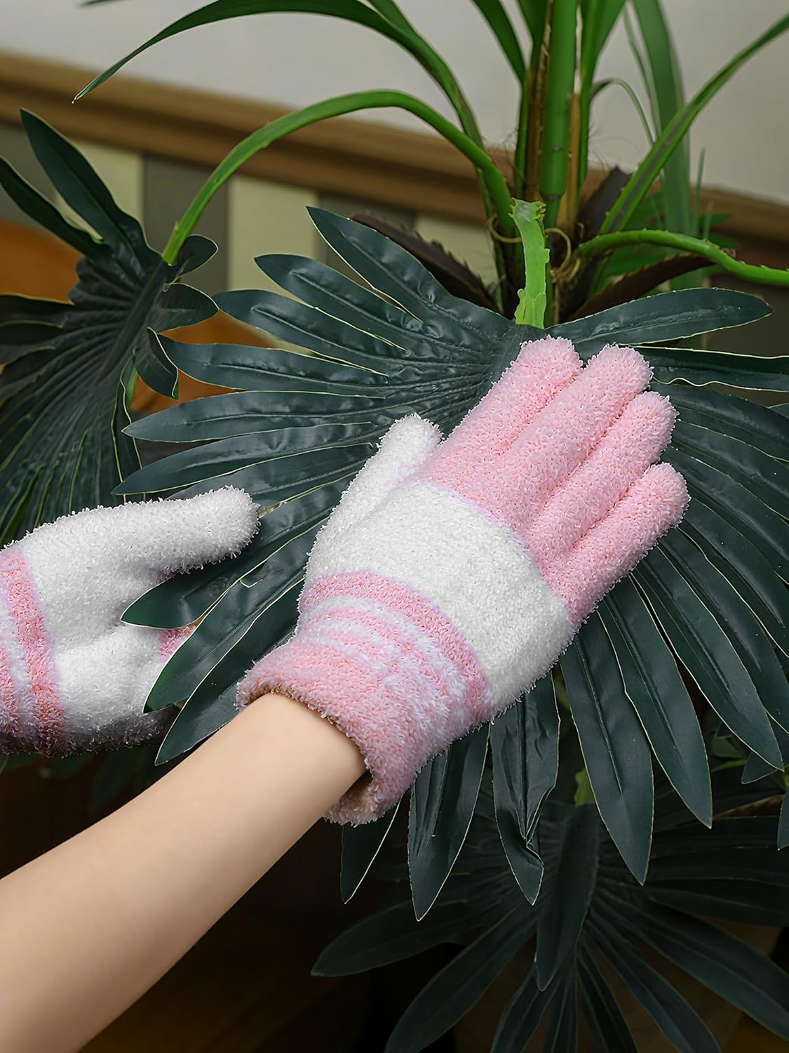 Patelai 3 Pairs Microfiber Plant Dusting Gloves Leaf Cleaning Gloves for Indoor Plants, Blinds, Furniture, House(Medium,White, Pink, Yellow, Rose Red)